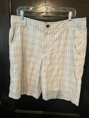 lululemon athletica Men's Light Beige Plaid Flat Front Shorts